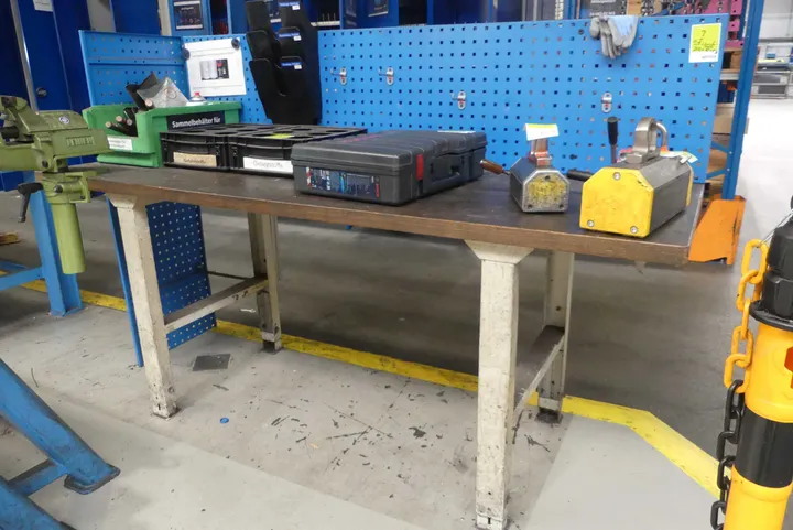Werktisch mit Schraubstock, ohne Inhalt Maße in cm ca. 200 x 70 x 130